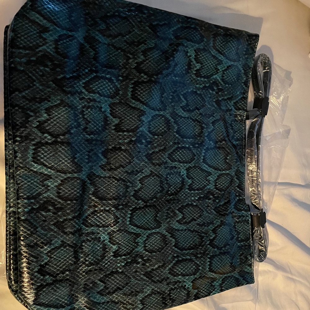 Bloomingdale’s green snake tote, xl capacity